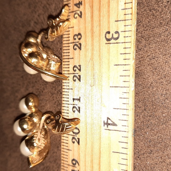 Vintage faux pearl and goldtone clip-on earrings - Picture 7 of 7